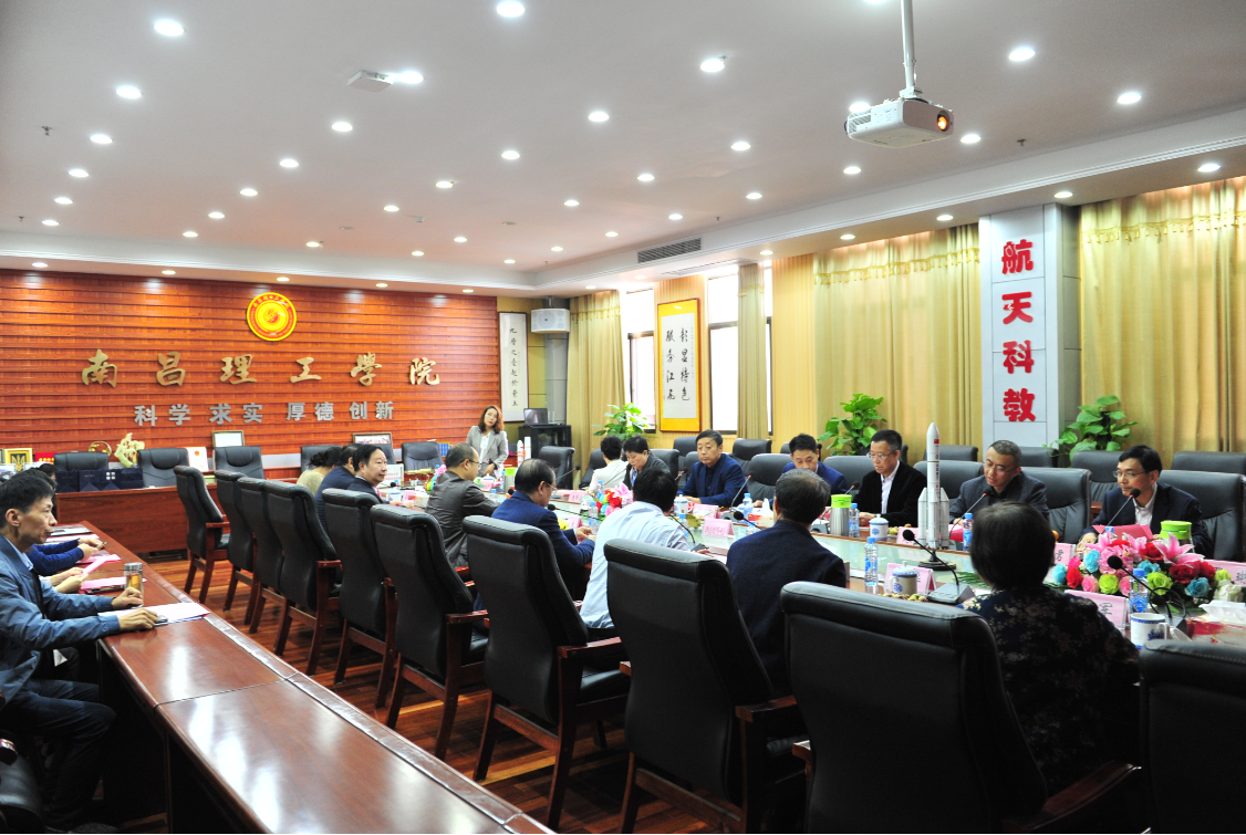 怀若渴知欲去求索，载累累硕果归己用 ——集团董事局主席袁汉源带队考察优秀兄弟院校