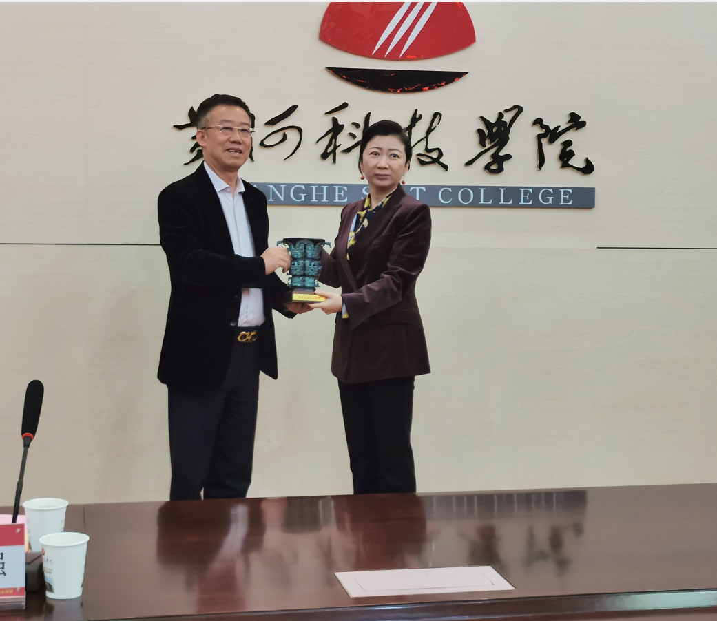 怀若渴知欲去求索，载累累硕果归己用 ——集团董事局主席袁汉源带队考察优秀兄弟院校