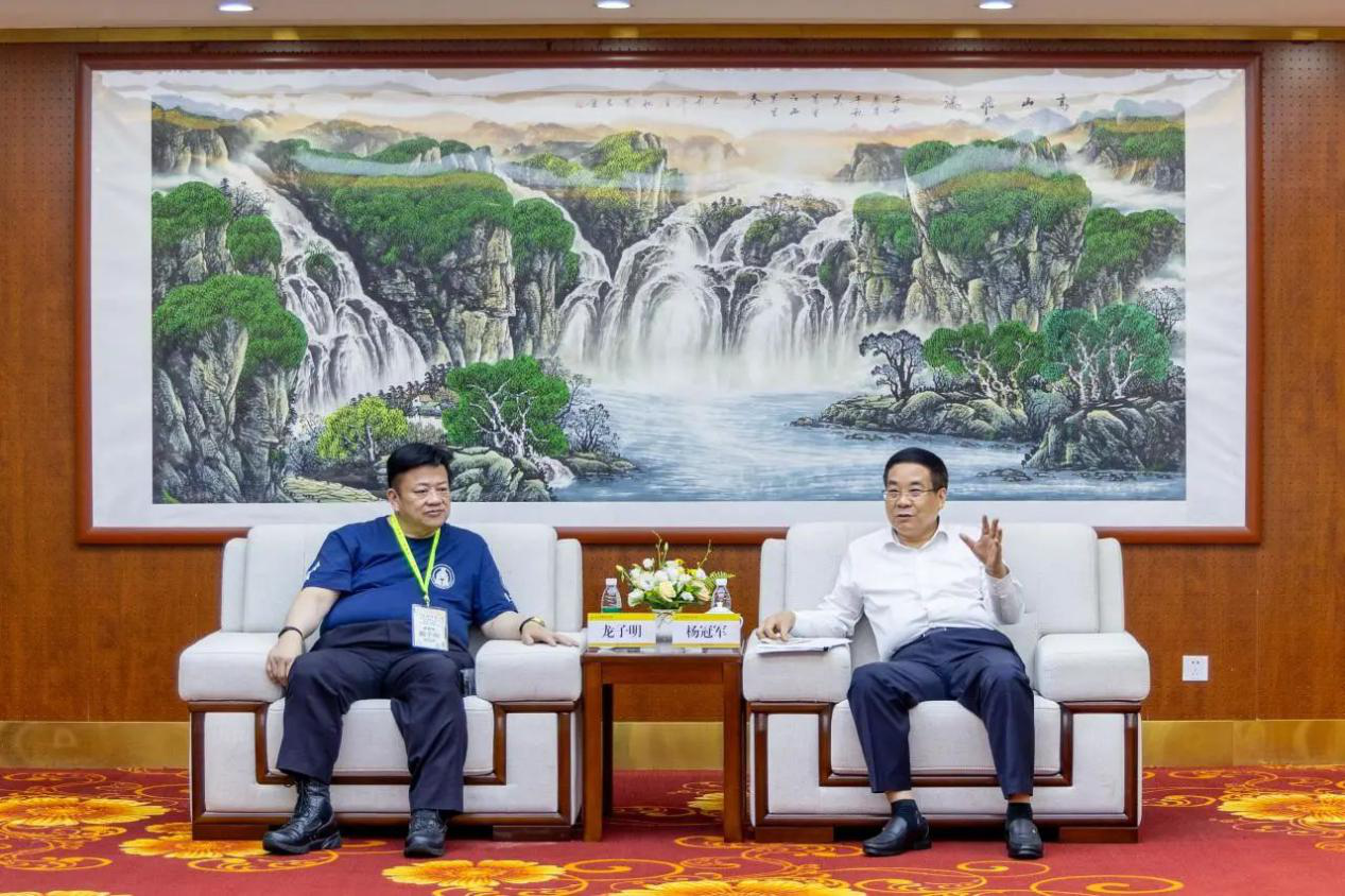 “爱我中华”青年大汇聚火车团历史文化探索之旅抵陕 省政协副主席杨冠军在明德学院会见成员代表 “爱我中华”青年大汇聚火车团历史文化探索之旅抵陕 省政协副主席杨冠军在明德学院会见成员代表