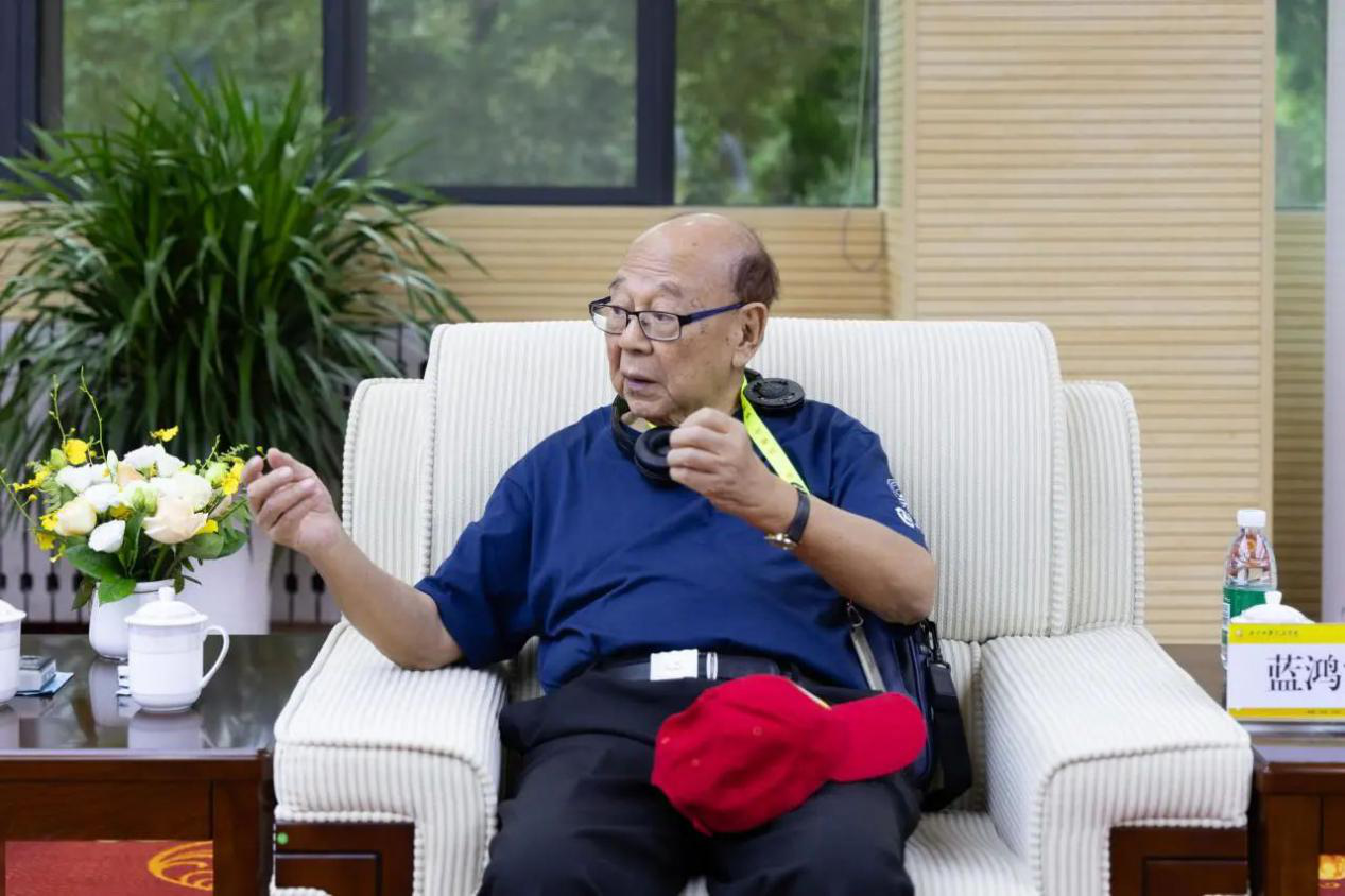 “爱我中华”青年大汇聚火车团历史文化探索之旅抵陕 省政协副主席杨冠军在明德学院会见成员代表 “爱我中华”青年大汇聚火车团历史文化探索之旅抵陕 省政协副主席杨冠军在明德学院会见成员代表