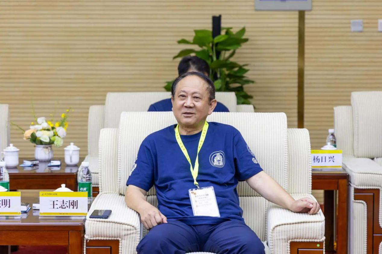 “爱我中华”青年大汇聚火车团历史文化探索之旅抵陕 省政协副主席杨冠军在明德学院会见成员代表 “爱我中华”青年大汇聚火车团历史文化探索之旅抵陕 省政协副主席杨冠军在明德学院会见成员代表