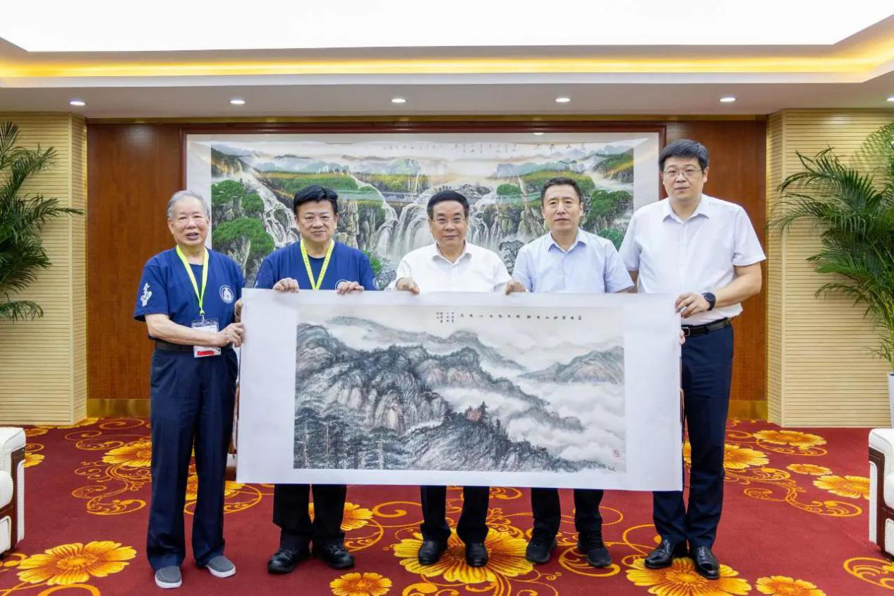 “爱我中华”青年大汇聚火车团历史文化探索之旅抵陕 省政协副主席杨冠军在明德学院会见成员代表 “爱我中华”青年大汇聚火车团历史文化探索之旅抵陕 省政协副主席杨冠军在明德学院会见成员代表